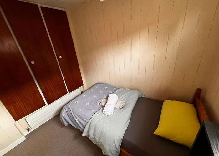 Close To Uni & Shopping Center Free Parking Single Room